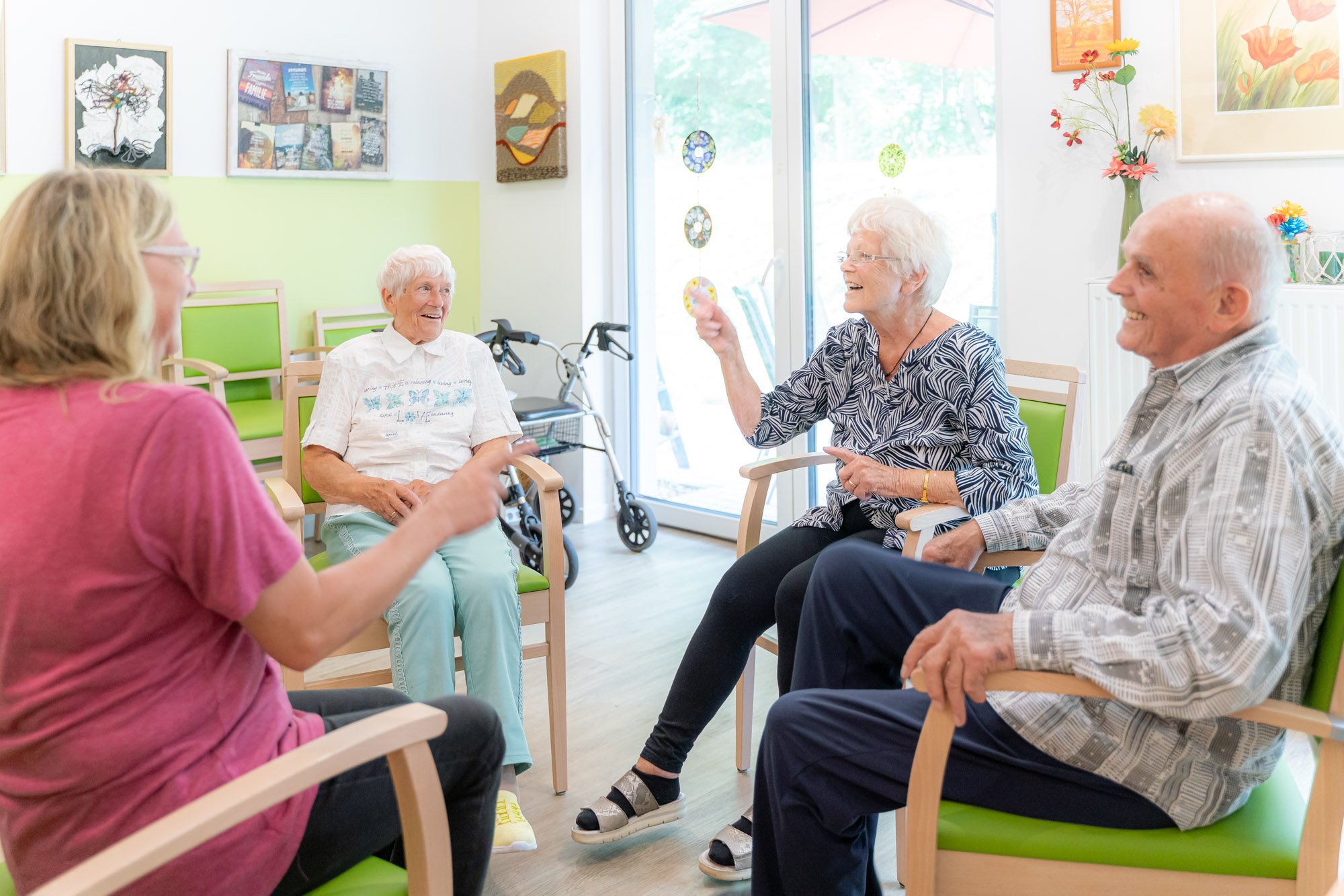 Betreutes Wohnen bedeutet bei uns: Privatsphäre und Gemeinschaft! Betreutes Wohnen beim Pflegedienst KleeblattSund, Menschen im Gespräch