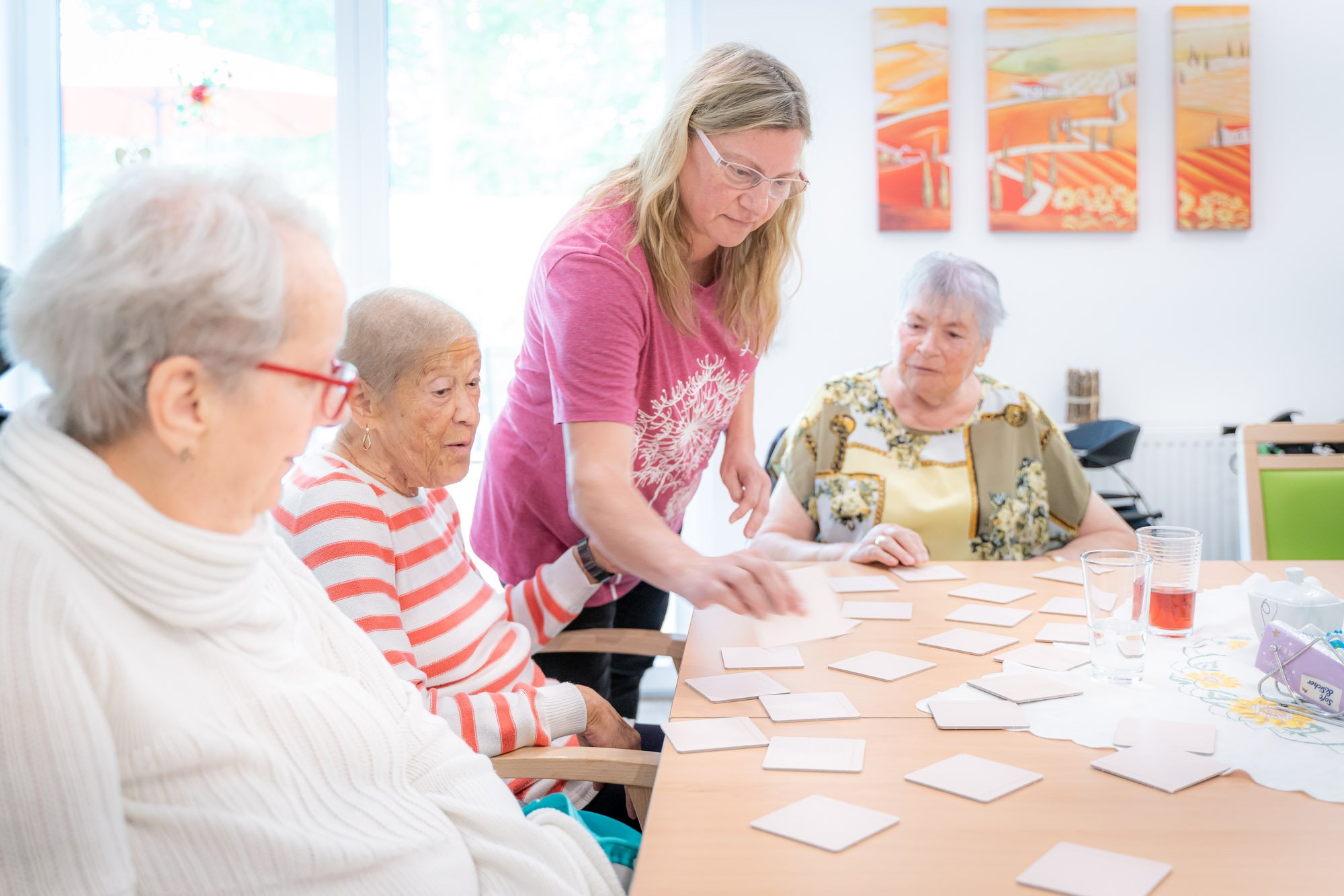 Bei geselligen Runden fördern wir das Beisammensein Betreutes Wohnen beim Pflegedienst KleeblattSund, Gemeinschaft
