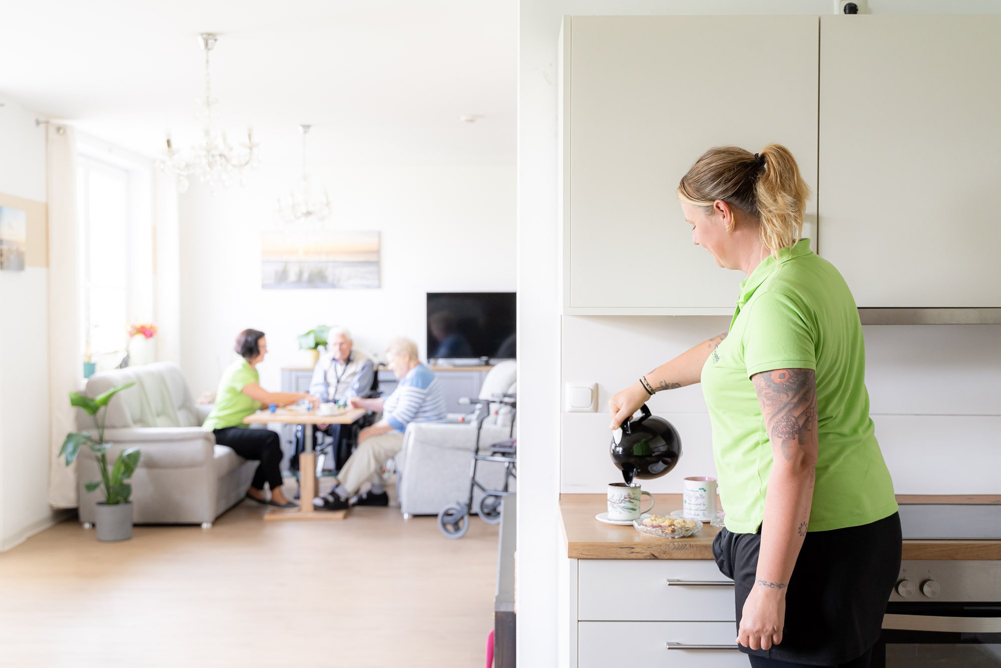 Unser Anliegen: Fühlen Sie sich herzlich willkommen und bestens betreut, an jedem Tag Betreutes Wohnen beim Pflegedienst KleeblattSund, Pflegerin in Küche