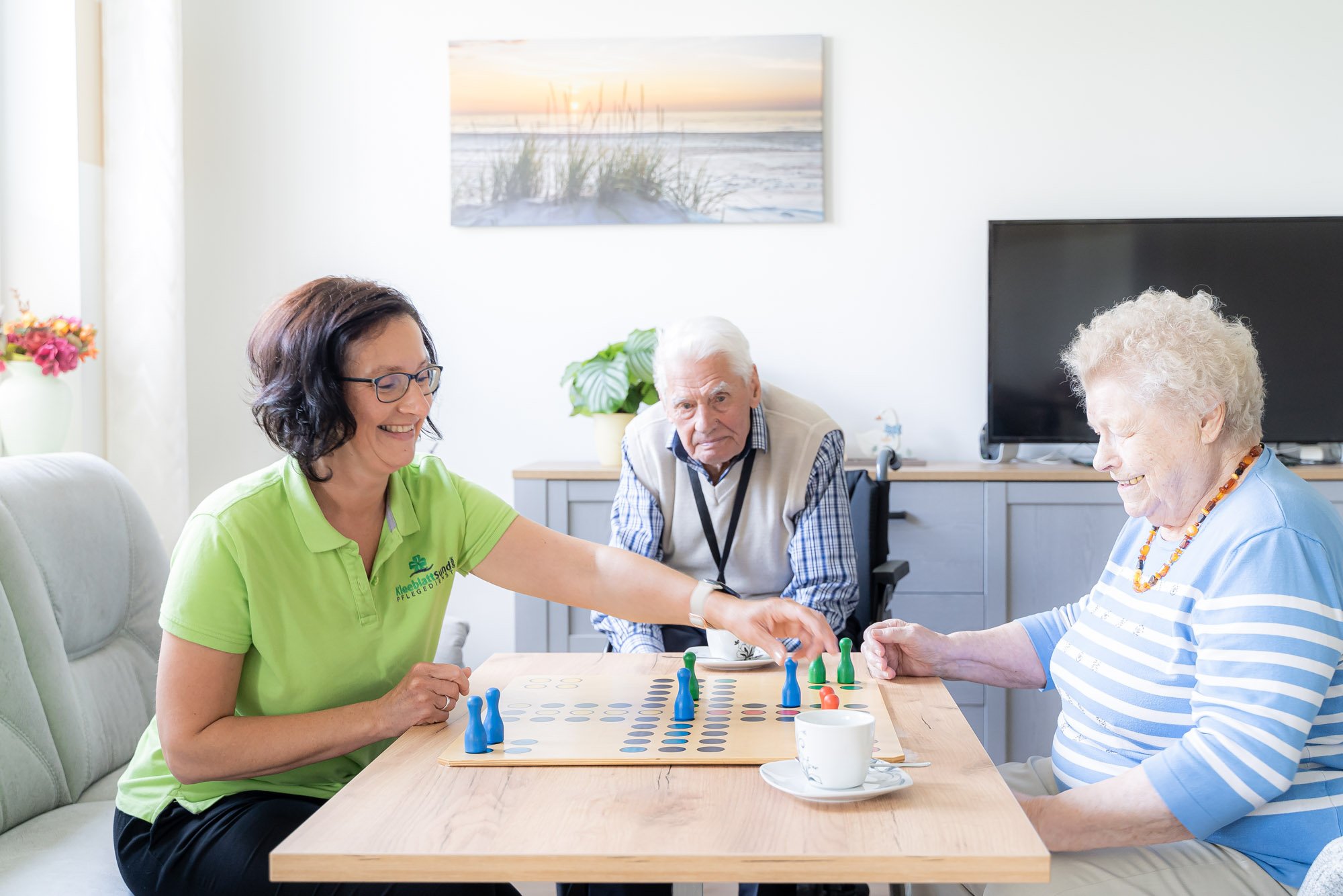 Mit einem stets offenen Ohr gehen wir auf die Bedarfe der betreuten Menschen ein Betreutes Wohnen beim Pflegedienst KleeblattSund, Menschen beim Spielen