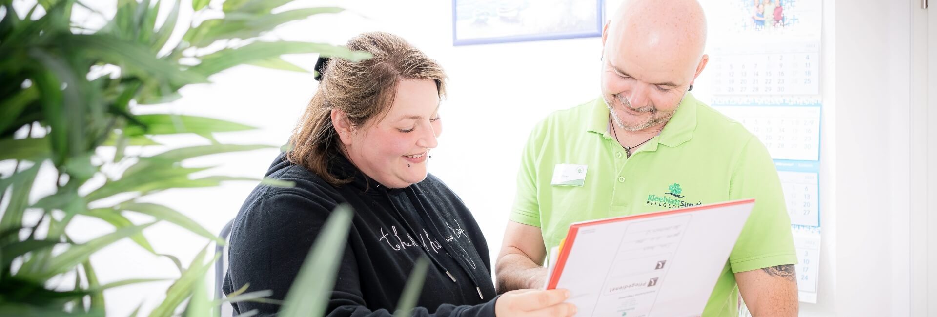 Das Team des KleeblattSund-Pflegediensts steht für eine vertrauensvolle, unterstützende Umgebung Team des KleeblattSund-Pflegedienstes bei der Arbeit
